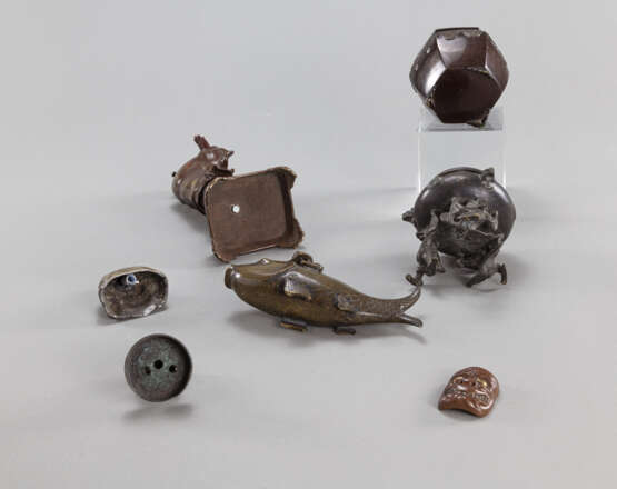 Gruppe von sieben Bronzen, u.a. Gefäße, Figuren - Foto 4