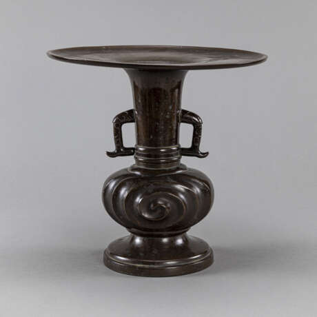 Feine Ikebana-Vase aus Bronze mit weit auskragender Mündung und seitlichen Handhaben - фото 1