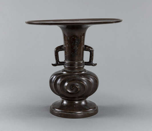 Feine Ikebana-Vase aus Bronze mit weit auskragender Mündung und seitlichen Handhaben - Foto 2