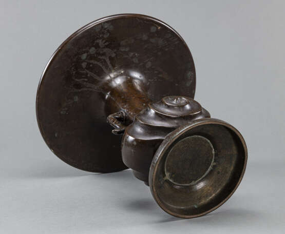 Feine Ikebana-Vase aus Bronze mit weit auskragender Mündung und seitlichen Handhaben - Foto 3