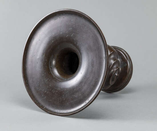 Feine Ikebana-Vase aus Bronze mit weit auskragender Mündung und seitlichen Handhaben - Foto 4