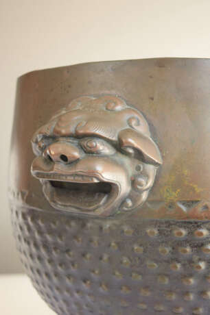 Großer Weihrauchbrenner/hibachi aus Bronze mit Löwenköpfe-Handhaben auf Holzsockel - Foto 7