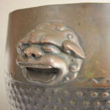 Großer Weihrauchbrenner/hibachi aus Bronze mit Löwenköpfe-Handhaben auf Holzsockel - Foto 7