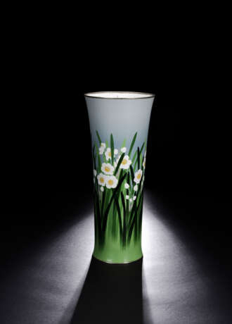 Leicht ausschwingende Cloisonné-Vase mit Narzissen-Dekor - photo 1