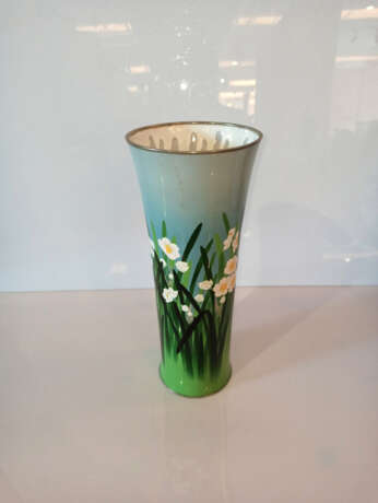 Leicht ausschwingende Cloisonné-Vase mit Narzissen-Dekor - Foto 2