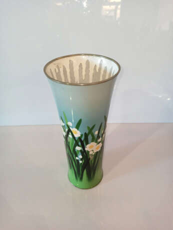 Leicht ausschwingende Cloisonné-Vase mit Narzissen-Dekor - Foto 3