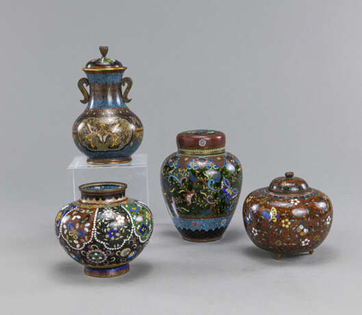 Vier polychrome Cloisonné-Vasen teils mit Deckeln und floralem Dekor - Foto 1