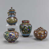 Vier polychrome Cloisonné-Vasen teils mit Deckeln und floralem Dekor - photo 2