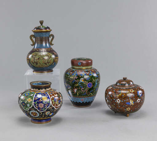 Vier polychrome Cloisonné-Vasen teils mit Deckeln und floralem Dekor - фото 2