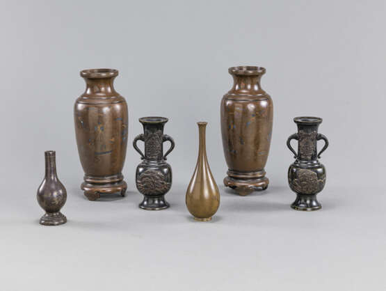 Zwei Paar Vasen und zwei kleine Vasen. Bronze, teilweise farbig und Gold tauschiert bzw. mit Silbereinlagen - Foto 1