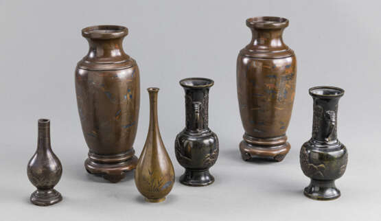 Zwei Paar Vasen und zwei kleine Vasen. Bronze, teilweise farbig und Gold tauschiert bzw. mit Silbereinlagen - Foto 2