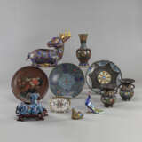 Gruppe von elf Cloisonné-Arbeiten, u.a. Paar Vasen, Teller und Weihrauchbrenner in Tierform - photo 1