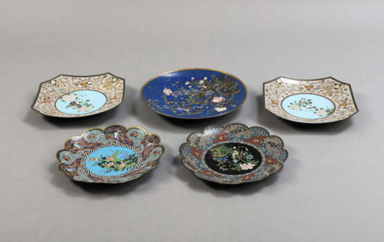 Gruppe von fünf polychromen Cloisonné -Tellern teils mit floralem Dekor und Vögeln - Foto 3