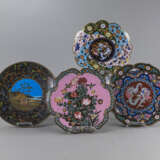 Vier polychrome Cloisonné-Teller teils in Blütenform mit floralem und Drachendekor - Foto 1