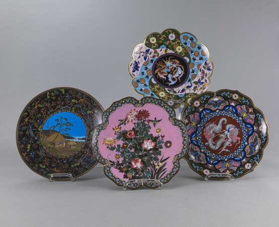 Vier polychrome Cloisonné-Teller teils in Blütenform mit floralem und Drachendekor - фото 1