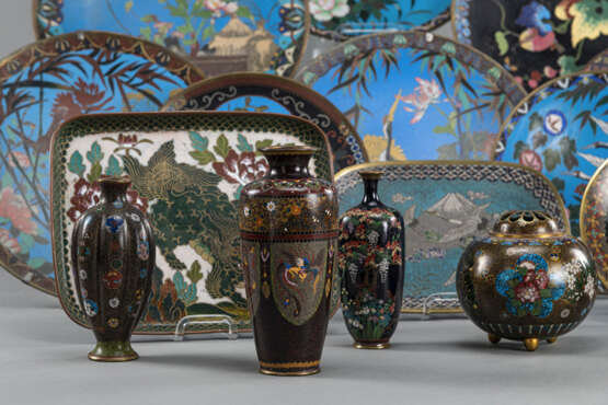 Konvolut von 18 Cloisonné-Arbeiten teils mit floralem Deko, u.a. Vasen, ein Weihrauchbrenner, Teller und Tabletts - photo 2