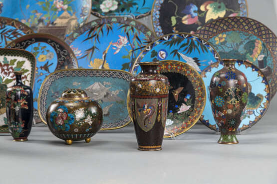 Konvolut von 18 Cloisonné-Arbeiten teils mit floralem Deko, u.a. Vasen, ein Weihrauchbrenner, Teller und Tabletts - photo 3