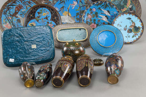 Konvolut von 18 Cloisonné-Arbeiten teils mit floralem Deko, u.a. Vasen, ein Weihrauchbrenner, Teller und Tabletts - фото 4