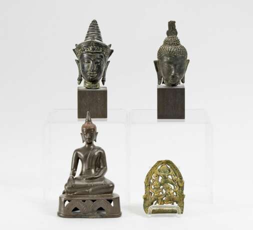 Sitzender Buddha und zwei Buddhaköpfe - фото 1