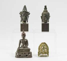 Sitzender Buddha und zwei Buddhaköpfe