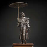 Bronze eines Höflings im Schatten seines aufgespannten Schirm s seinen Blick in die Ferne schweifend lassen - Foto 1