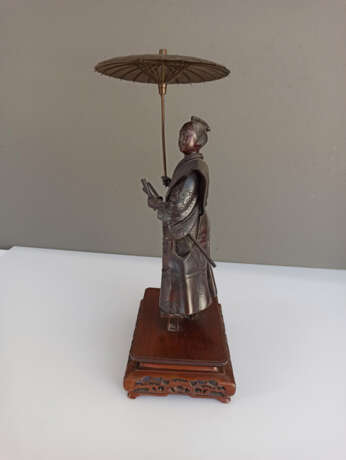 Bronze eines Höflings im Schatten seines aufgespannten Schirm s seinen Blick in die Ferne schweifend lassen - photo 4