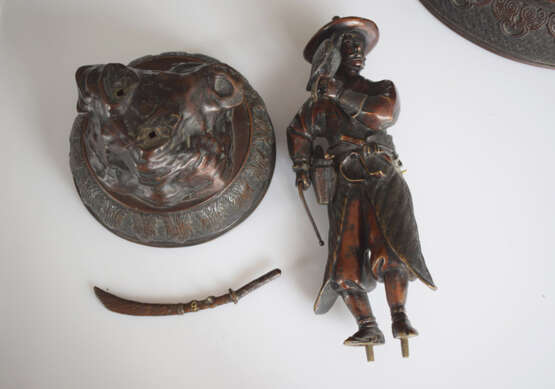 Mehrteiliger Koro aus Bronze auf vierbeinigem Stand - photo 4