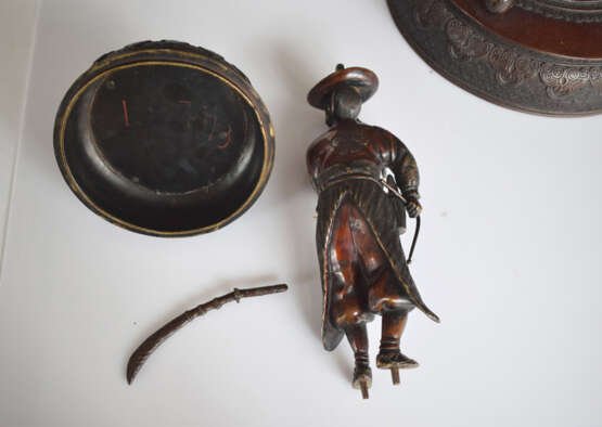 Mehrteiliger Koro aus Bronze auf vierbeinigem Stand - Foto 5