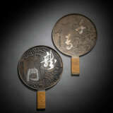 Zwei Handspiegel aus Bronze mit Dekor eines Karpfens bzw. Spatzen - Foto 2