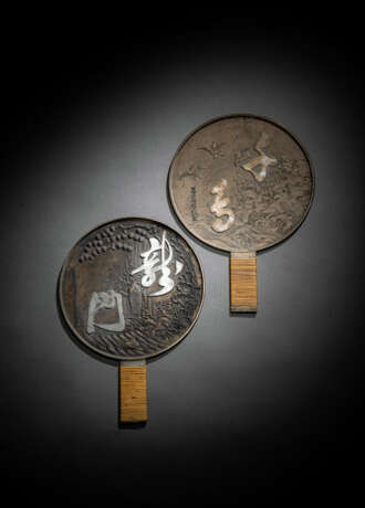 Zwei Handspiegel aus Bronze mit Dekor eines Karpfens bzw. Spatzen - Foto 2