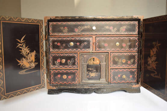Kabinettkästchen aus Holz mit schwarzer Lackauflage - Foto 3