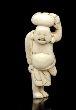 Netsuke des Hotei aus Elfenbein mit einem Sack auf dem Kopf und angehobenem Gewand um durch einen Fluß zu waten - фото 1