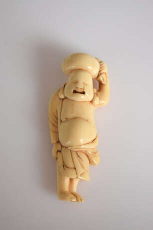 Netsuke des Hotei aus Elfenbein mit einem Sack auf dem Kopf und angehobenem Gewand um durch einen Fluß zu waten - photo 2