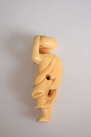 Netsuke des Hotei aus Elfenbein mit einem Sack auf dem Kopf und angehobenem Gewand um durch einen Fluß zu waten - фото 3