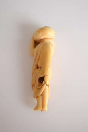 Netsuke des Hotei aus Elfenbein mit einem Sack auf dem Kopf und angehobenem Gewand um durch einen Fluß zu waten - фото 4