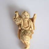 Netsuke des Ikkaku Sennin mit Sendaramo aus Elfenbein - photo 2