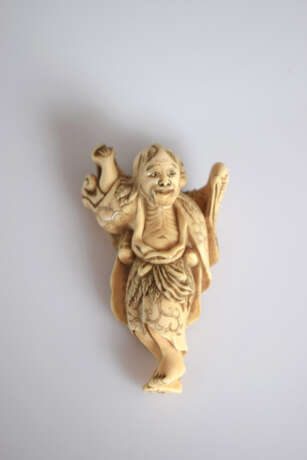 Netsuke des Ikkaku Sennin mit Sendaramo aus Elfenbein - Foto 2