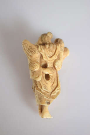 Netsuke des Ikkaku Sennin mit Sendaramo aus Elfenbein - photo 3