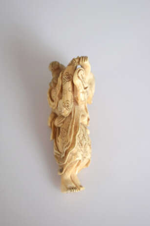 Netsuke des Ikkaku Sennin mit Sendaramo aus Elfenbein - photo 4