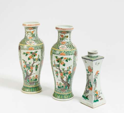 Paar Vasen mit Pflaumen und Chrysanthemen - фото 1