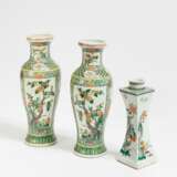 Paar Vasen mit Pflaumen und Chrysanthemen - Foto 1