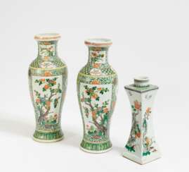 Paar Vasen mit Pflaumen und Chrysanthemen