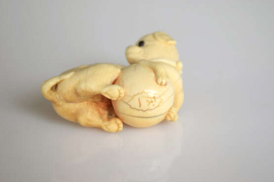 Feines Netsuke eines zurückschauenden Hundes mit Ball aus Elfenbein und Pupillen aus schwarzem Horn - photo 5