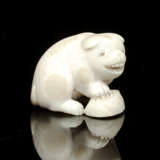 Netsuke eines Welpen mit Seeohr-Schale aus Elfenbein mit Pupillen aus hellem Horn - photo 1