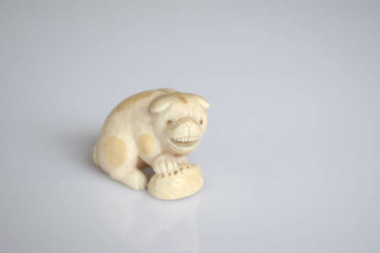 Netsuke eines Welpen mit Seeohr-Schale aus Elfenbein mit Pupillen aus hellem Horn - photo 2