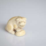 Netsuke eines Welpen mit Seeohr-Schale aus Elfenbein mit Pupillen aus hellem Horn - photo 2