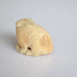 Netsuke eines Welpen mit Seeohr-Schale aus Elfenbein mit Pupillen aus hellem Horn - photo 3