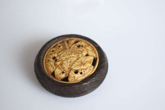 Drei Netsuke aus Elfenbein bzw. Holz: Manju mit Dekor einer Libelle und Lotusblättern, Miniatur einer achitektonischen Anlage und großer Pfirsich im Innern mit zwei Brettspielern an einem Tisch - photo 7