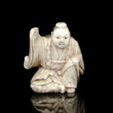 Netsuke eines Yamabushi mit Kappe und Kesa aus Elfenbein, die Pupillen aus schwarzem Glas eingelegt - photo 1