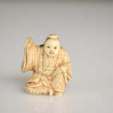 Netsuke eines Yamabushi mit Kappe und Kesa aus Elfenbein, die Pupillen aus schwarzem Glas eingelegt - photo 2